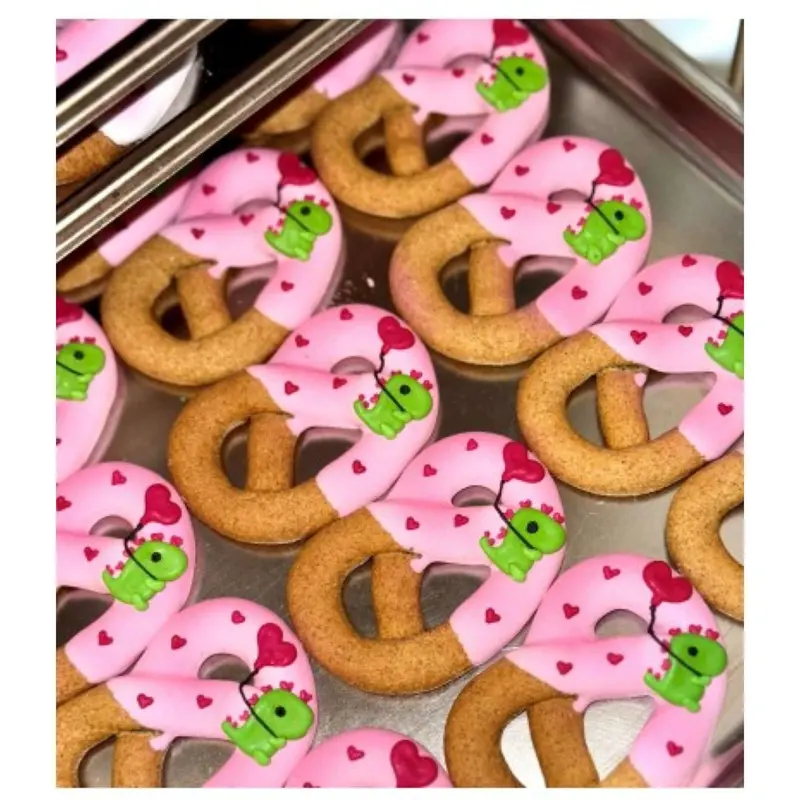 Candy Horse Love Iced Pretzel Treat 1