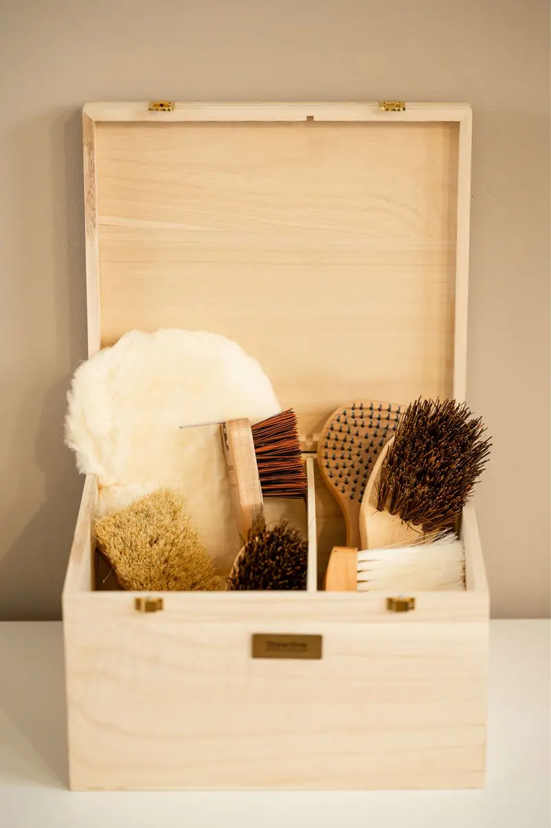 Showtime Deluxe Grooming Tote – Beige With Brushes 1